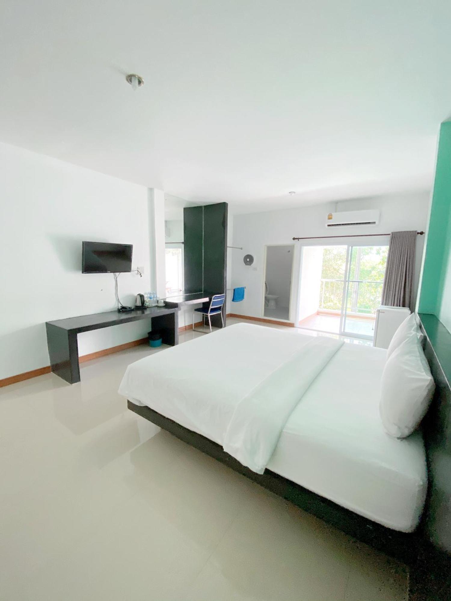 Tanatnan Hotel Ranong Bagian luar foto